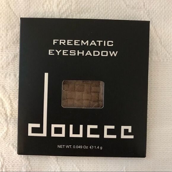 5/$15 SALE NEW DOUCCE Freematic Eyeshadow Mono in Ariana - Picture 2 of 3